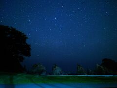 夜、浄土ヶ浜へ星を見に行きました。
有名な星空スポットらしく、真っ暗で星がよく見えました。

しかし、車の乗り入れは禁止なので、ホテルから真っ暗闇の中を歩いていくしかありません。
懐中電灯を持っていたので何とかなりましたが、真っ暗な中に我々２人のみ。
正直こわかったです・・・。