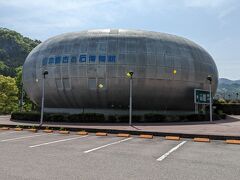 道の駅の駐車場の一角には「日本最古の石博物館」なる建物が・・・
先を急ぎましょう！

