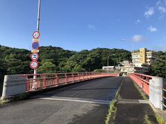 心配していた雨も上がり快晴！
昨日は雨で歩けなかったので、ガイドさんとの待ち合わせ前に、宿の周辺をぶらぶら。宿近くの安房川橋は、赤い手すりで印象的です。