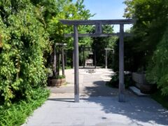 「鉄道神社」は、５０ｍの参道？の先にあります。