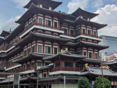 これが、仏牙寺龍華院 (Buddha Tooth Relic Temple) かぁ。

お寺かと思って中には入らなかったが、どうやら博物館らしい。

入ってみればよかった。