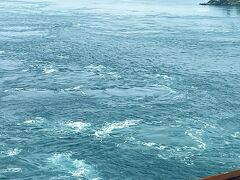 淡路島と徳島を結ぶ大鳴門橋からは渦潮も車窓から見れました。
鳴門の渦潮は昔ボートに乗り、間近で見学したことがあります。
私にとれば懐かしいスポット。