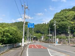 まっすぐ行くといつもの白石峠、今日は右に曲がって松郷峠を越えて小川町へ行きます。