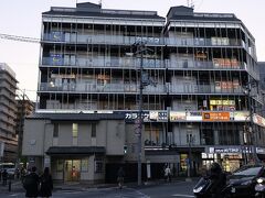 で、入ったのは嵐電四条大宮駅向かいのこのビルの焼き鳥屋。
ここ、昔、映画館で、小学生の頃、夏休みとかに東映映画祭りでよく観に連れてきてもらいました。