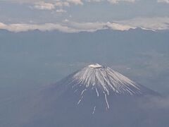 今回も富士山から旅のはじまり。 
羽田発07:40→高知着09:00