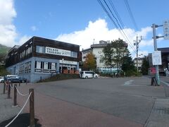 バスは快適に走り、白馬駅など立ち寄り、ほぼ定刻の9時58分に栂池バスターミナルに到着。そして、そこから徒歩30秒、すぐ見える場所に栂池ゴンドラに。