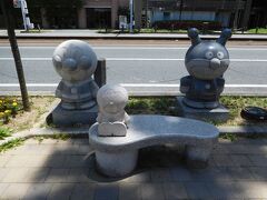 アンパンマン・バイキンマンの石像があちこちにあって、可愛い！
座って写真が撮れるようになっていました。