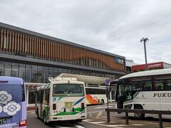 福井駅に到着。リムジンバスの出発も大幅に遅れたので敦賀方面の列車に間に合うか心配でしたが何とか間に合いそう。朝倉氏の家紋である「三つ盛り木瓜」ラッピングのバスが越前ぽい。木瓜紋といえば織田木瓜が有名ですが、織田家の木瓜は朝倉氏からもたらされたという説もあります。今回の旅でも織田氏のルーツに触れる場所に行きます