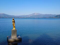 有名なたつこ像まで来ました。
金ピカたつこ像と田沢湖と、向こうに見える秋田駒ヶ岳。
ベストマッチです。