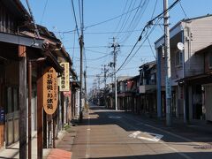 高田は高田城以来、越後、現在の新潟県南部の中心都市として栄えました。
国の機関なども多くここに置かれました。

駅周辺には昭和時代風の街並みが残り、豪雪地帯のこの地域特有の歩道である「雁木」も残っていました。