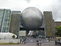 名古屋市科学館ドーン！
すんげーかっちょええー。まるで宇宙船。これスターウォーズ出てたよね？
ちなみに球体の直径は40m、内部はプラネタリウムとなっています。