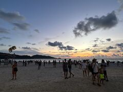 パトンビーチは人が多くて活気があります。