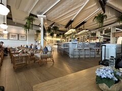 エントランスではKKday のドライバーも既に到着しており早目に空港まで。

途中、前を走る車とバイクが事故って軽い急ブレーキ、
バイクの男の子が外傷は無さそうだけど起き上がれないほど打撲して、
通りのお店の人が出てきて救助していました。気の毒ですが、
乗ってる車でなくて良かった～

写真は空港プライオリティパスのラウンジ。