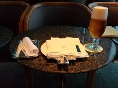 さて、グローバリストの特典、ピークバーで無料のトワイライトタイム。
ホテルのバーで飲むビールは本当に美味しい。