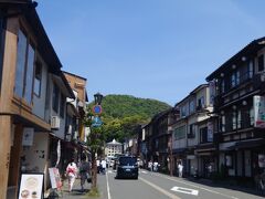 観光列車の乗車まで2時間ほどあります。
温泉街を散歩しながらまずは腹ごしらえします。