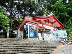 360円で島の頂上まで連れて行ってくれるエスカー。
でもここでは乗らず、階段で江島神社へ登っていきます。