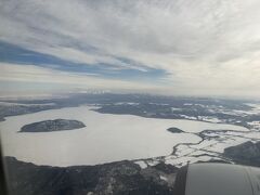 飛行機の車窓は屈斜路湖がしっかりと見えました。
この時期だと海に氷が貼っていて、景色が全然違ってみえる。
冬の釧路も釧路湿原とかはきれいな雪原だったので行ってみたい。