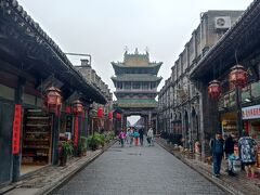 日昇昌を出ると雨が小降りになってきた。平遥古城のシンボルとも言える市楼を眺める。昔、楼閣の下で市が開かれていたことから市楼と呼ばれるようになったとのこと。