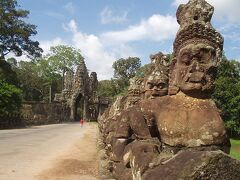 アンコールトム南大門に入る手前の濠を渡る橋の両側には・・・。