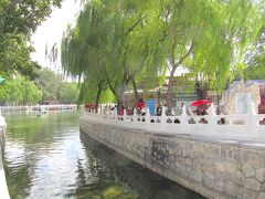 什刹海公園
地下鉄鼓楼大街駅から公園付近まで、リキシャの客引きがしつこく疲れました。リキシャに乗った胡同巡りの欧米人が多い観光地で、ちと想像と違いました。