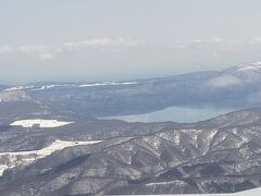 飛行機は窓側を予約できました。
十和田湖が見えます。