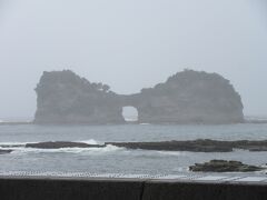 円月島。
雨で霞んでいます。

京都大学白浜水族館へ続く。