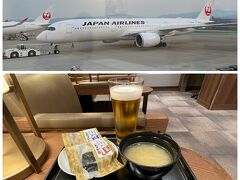 福岡空港で夕食。ラウンジのおにぎりとビールです。