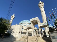 9:16
道中、キング・アブドゥッラー・モスク前を通過。
寄っていくかと聞かれ、そうすることに。
運転手は観光客には必ず立ち寄るか聞くと言っていました。

ちなみにこちらはヨルダン最大級のモスクです。

キング・アブドゥッラー・モスク
JD 2