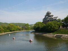 後楽園と岡山城のある烏城公園の間に流れているのは旭川。
北海道の地名かと思うけどこれが川の名前らしい。