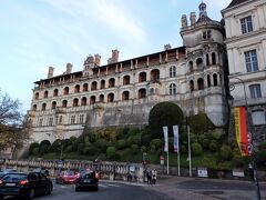 この日はトゥールに戻る前に電車で行けるブロワ城にも足を伸ばしました。
残念ながら開館時間に間に合わず中には入れませんでしたが城の周りを散策します。
