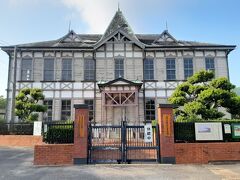 旧三菱合資会社唐津支店本館。

1908年に建てられた建物で、一度改築された後、今再び保存工事中です。
2030年の完成予定ですが、なんとなく工事費用をクラファンしてるのを見ると、さらに遅れる可能性（最悪中座する可能性）もあるのかもしれません。

