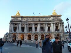 パリには前に一度訪れていて、ルーブル美術館やヴェルサイユなど主要観光地は言ったことがあるものの、オペラ座は行きそびれていたので気になっていたのです。
コンサートなどの公演の合間に内部の見学ができるようになっているので入ってみます。
