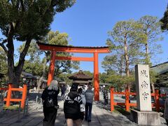 さすがに人が多いです、城南宮。