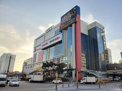 この日も富平駅から旅行は出発です。今日は地下鉄ではなく首都圏電鉄１号線に乗り仁川駅に向かうのでこの駅ビルに向かっていきます。
ソウル・仁川の路線図にもやっと慣れてきたあたりです。