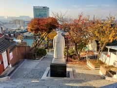 急坂を登ってきてだいぶ高いところまで来ました。道路から右手を見ると階段で下に向かって降りれそうな道でした。そしてこちらに背を向けているのは孔子像ですかね。
じつはこの階段と道は、李氏朝鮮の開国後に仁川に造られた日本人居住区と清国人居住区を隔てる道でした。現在でも右手は中華街になっており、日本人居住区も当時の姿を出来る限り残そうとしている様です。
ここからは見えないですが階段の下の方では、中華街側は中国風、日本人居住区側は日本風の灯篭が置かれていました。