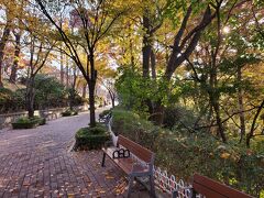 孔子像の所からまた元歩いていた道へと戻り、さらに上の場所にある仁川自由公園へとやってきました。自由公園の名前は、この公園が朝鮮戦争の際に一度は朝鮮半島全域が北朝鮮支配下にはいる寸前まで行きながらも、仁川上陸作戦を実施し戦況を一変させたマッカーサーを記念する公園になっている事から来ていると思います。
韓国は北側が隣接する事、そして実際に激しい戦争が起きた事から自由に対しての価値観は日本より強いものになっていると感じます。