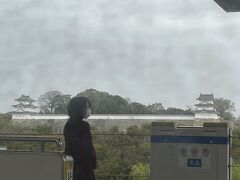 車内から明石駅で明石城を見て。窓が汚い…