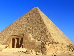早朝の誰もいないピラミッド。ギザの三大ピラミッドの中では一番大きなクフ王のピラミッド。高さ138.5mは佐世保で見た針尾送信所137mとほぼ同じ。どちらが高く感じたかというと針尾のほう。