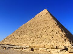 隣はカフラー王のピラミッド。頭頂部の滑らかな面がなんともエレガント。