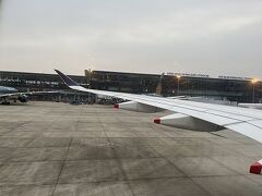 定刻（17時30分）通り、ノイバイ国際空港に到着。
到着便が重なっていたのか、入国審査場は長蛇の列で手前の階段部分で入場制限（外国人のみ）入国審査場で30～40分並びました。
審査は１～２分、質問なしでパスポートにスタンプを押してくれました。
１階の荷物受け取り場に着いたら、丁度ターンテーブルが回り始め、直ぐにスーツケースをピックアップ、X線検査を受け空港出口へ、ここでgrabタクシーを呼びます。