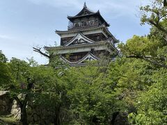 広島城天守閣。
原爆で崩壊してしまい、現在の天守閣は鉄筋コンクリート造です。
