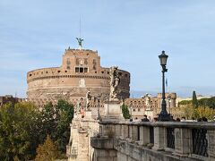 向こうに見えているのは
サンタンジェロ城です。
今回は外観を見るだけにしました。
