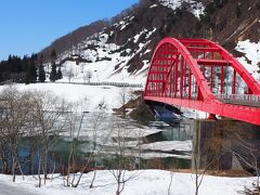 　ダムサイトからの光景です。

＜資料＞
雪流れ発生のメカニズム
「雪流れ」はなぜ流氷のように雪の塊が流れてくるのでしょうか。それには下記のような発生のメカニズムがあります。

1.冬になると破間川ダムに約4m近くの雪が積もります。

2.春、気温が高くなってくると、ダムの水面に積もった雪が割れます。

3.まだ水面に雪が残っているうちに、大量の雪どけ水がダムに流れこみます。

4.ダムの水位が上がり、積もっていた大量の雪が “雪のかたまり” として水面に浮かび上がります。

この「雪のかたまりが流氷のように漂う」現象が「雪流れ」と呼ばれているのです！ 