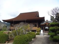 龍福寺の本堂。国の重要文化財に指定されています。
もともとの本堂は1551年の陶晴賢の謀反、大寧寺の変によって焼失してしまったものの、後に山口へと入った毛利隆元が再興。しかしその本堂も明治時代に焼失したため、大内氏の菩提寺から歴史ある御堂を移築したものとのこと。歴史ある建物です。