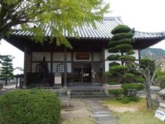 龍福寺資料館。本堂の西側にあります。大寧寺の変で切腹した大内義隆の画像など、貴重なものがあります。