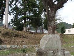 龍福寺から少し北へ行くと大内氏館跡の築山跡に出ます。大内氏館を囲っていた土塁、築山の一部が残っており、室町時代・戦国時代の大名氏館の造りの名残を感じられました。