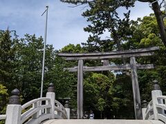 寒川神社に到着しました。
こちらの三の鳥居から境内へ。
