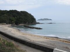 14:20　内妻(うちづま)海岸（徳島県海部郡牟岐(むぎ)町）
リアス式海岸沿いの南阿波サンラインが終わって、国道55号線から綺麗な砂浜が見えました。