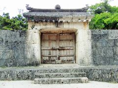 『園比屋武御嶽石門』そのひゃんうたきいしもん
世界遺産
石門の創建は1519年　王家の拝所
沖縄戦で大破したので、これは復元されたもの。
