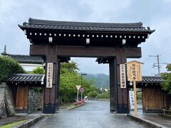 金戒光明寺に到着。

「そうだ、京都行こう」のポスターにもなった美しいお寺です。

２０１１年放送の大河ドラマ「江～姫たちの戦国～」の主人公、江の供養塔もあります。
